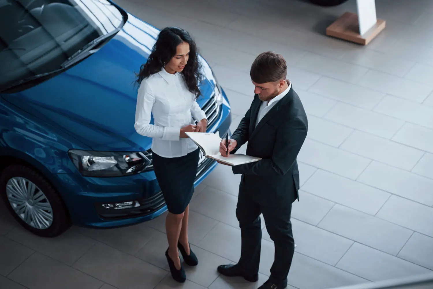 Customer reviewing auto insurance paperwork with an agent amid rising 2026 rates